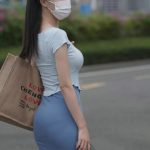 浅蓝色半裙搭配高跟鞋展现完美身材,修身的款式充满了少女气息穿出女神范