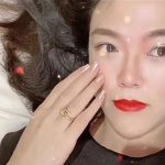 曝浪胃仙为弥补孩子缺母爱，留长发还做美甲，远看是少妇